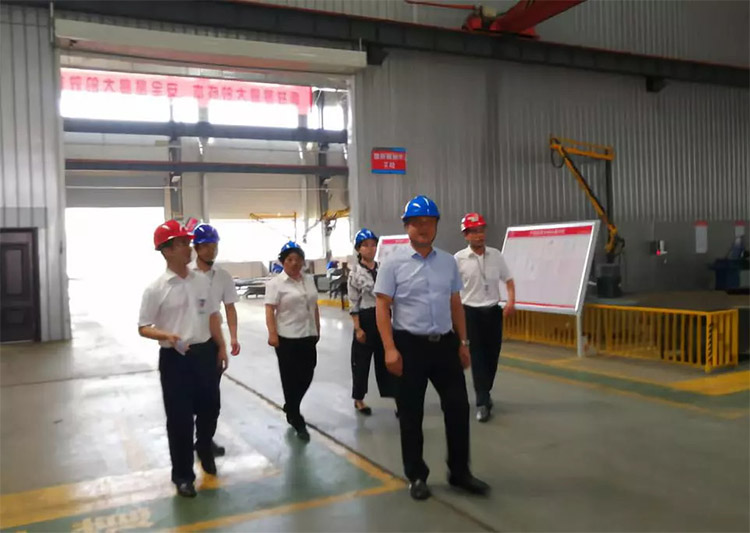 湖南航天副总经理、HJC黄金城环保董事长、党总支书记宋卫武一行到HJC黄金城送清凉